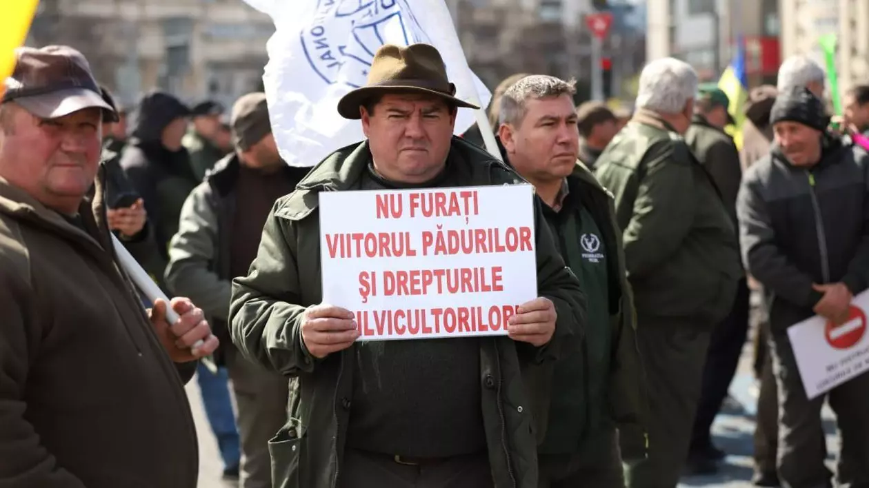 Mai mulți sindicaliști din silvicultură s-au adunat în fața Guvernului și protestează față de reducerile salariale, 19 martie 2025