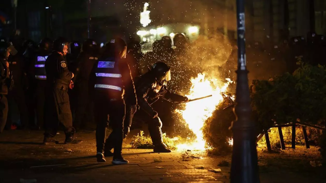 echipaj al jandarmeriei care incearca sa stinga un incediu produs de manifestantii pro georgescu
