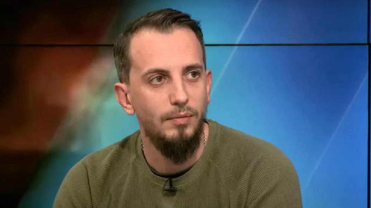 bărbat ămbrăcat în bluză kaki