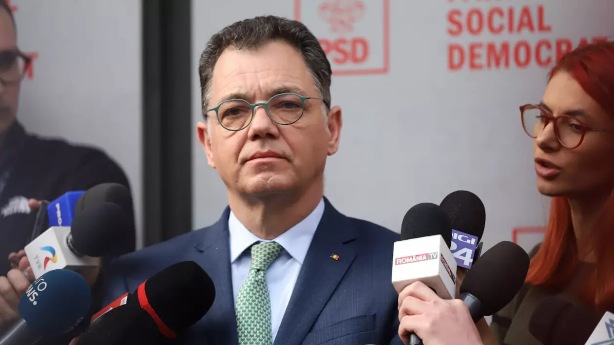 Bărbat îmbrăcat în costum în timp ce acordă un interviu