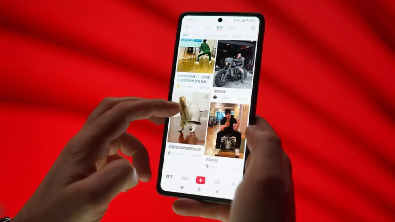 Ce este RedNote, rețeaua socială chineză care face furori în SUA - Imagine cu o reţea de socializare din China afişată pe ecranul unui smartphone