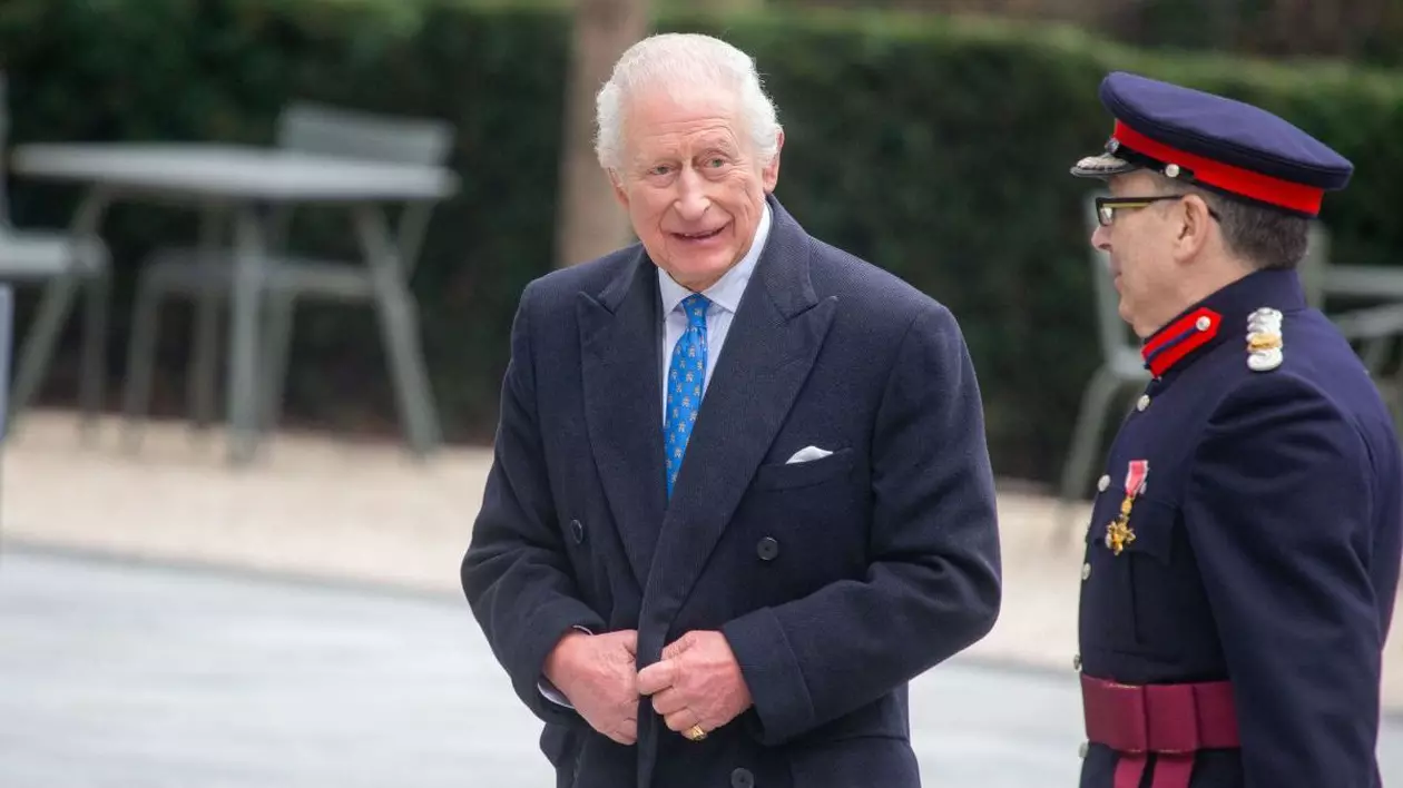 Regele Charlesc al III-lea, îmbrăcat la cravată, sosește la Centrul de Studii asupra vătămărilor de la Imperial College din Londra, Anglia, pentru a vedea cum lecțiile din conflicte sunt aplicate pentru a sprijini răniții din Ucraina