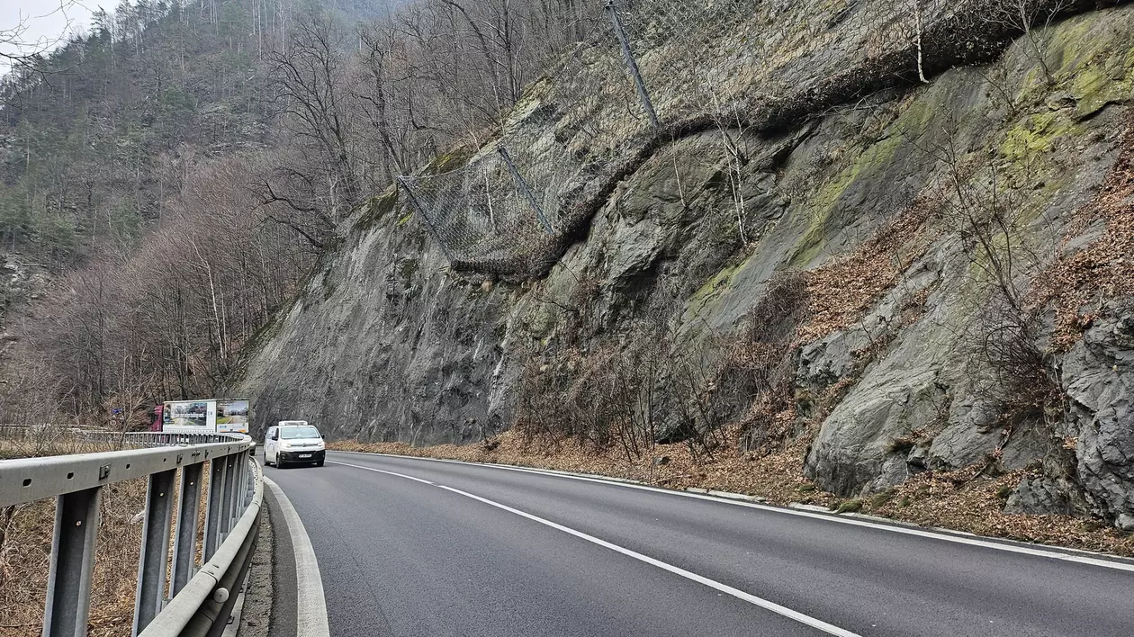 Mașină în trafic, pe Valea Oltului