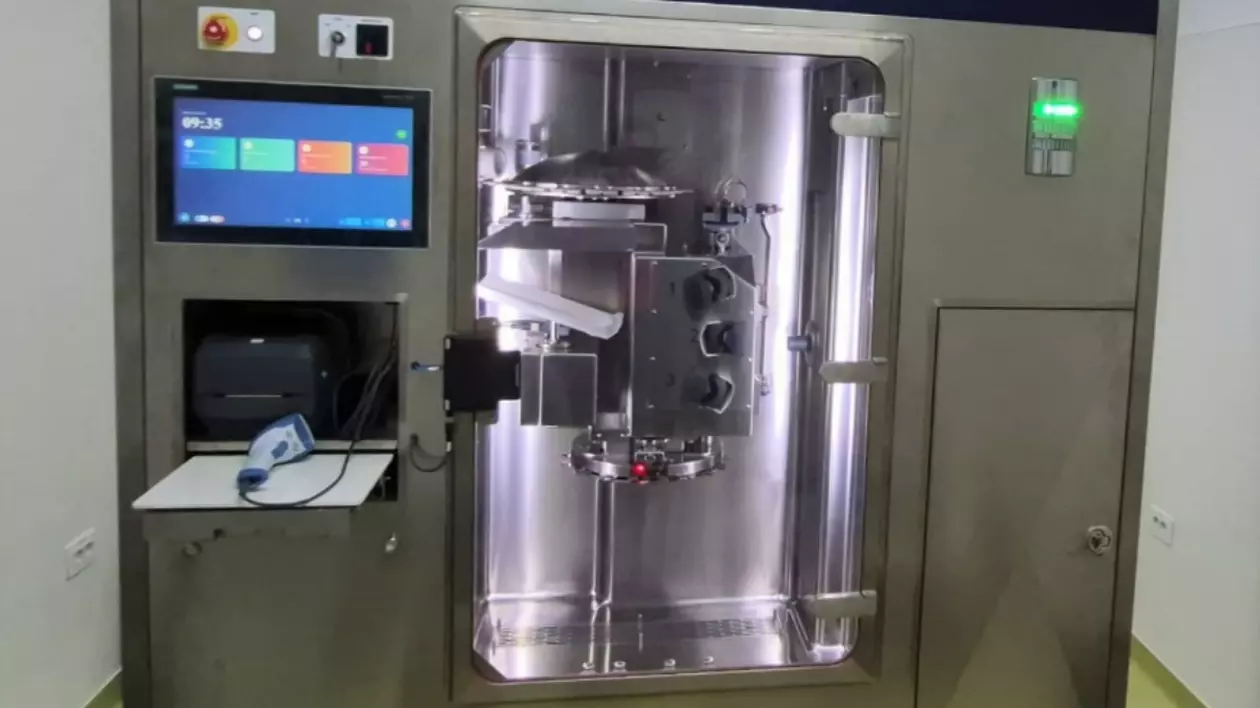 Imaginea prezintă un robot ultraperformant de preparare a citostaticelor, utilizat în tratamentul cancerului. Dispozitivul este un echipament modern din inox