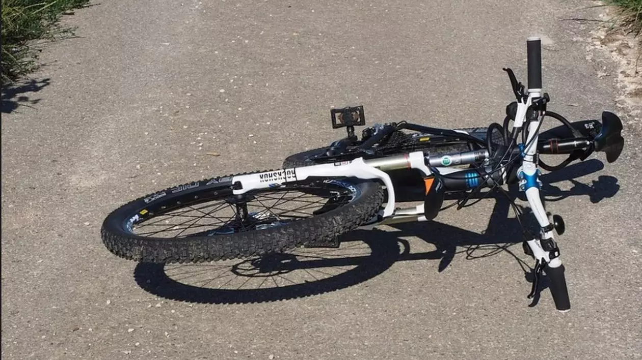 O bicicletă pe o stradă din Elveția, acolo unde un român a lovit un biciclist