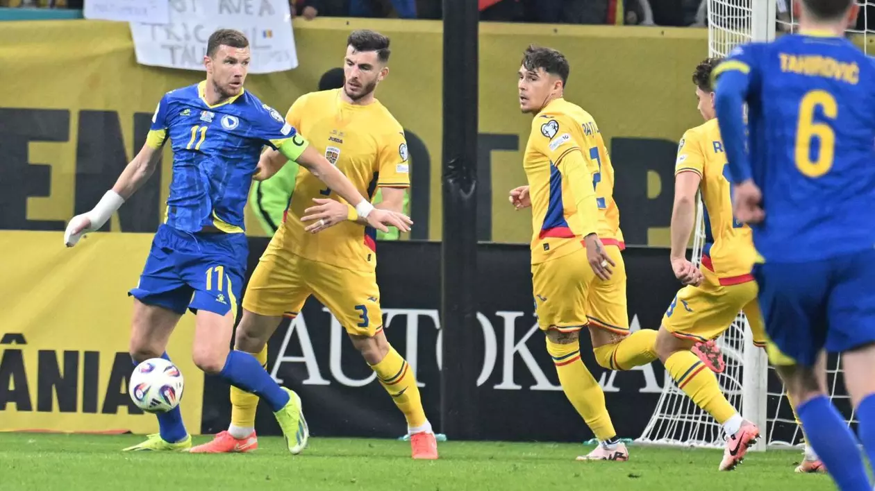 Edin Džeko, Mihai Popescu si Andrei Rațiu in meciul Romania-Bosnia Hertegovina