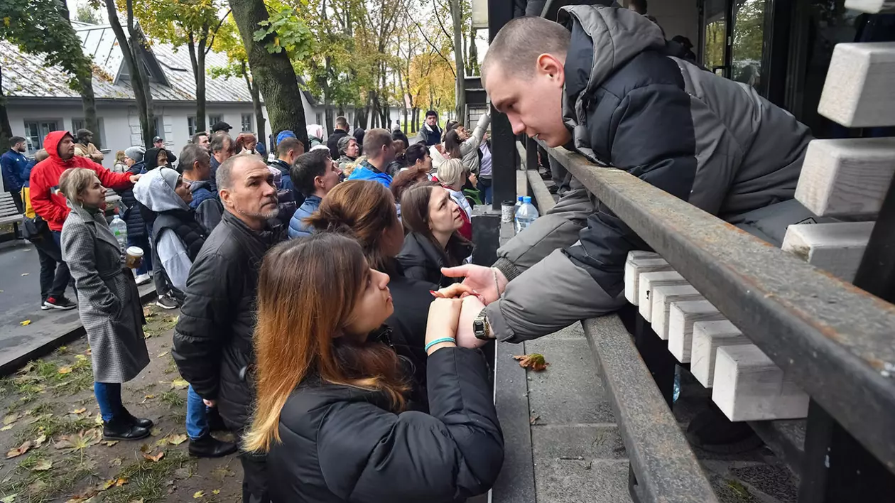Un bărbat ține de mâini o femeie
