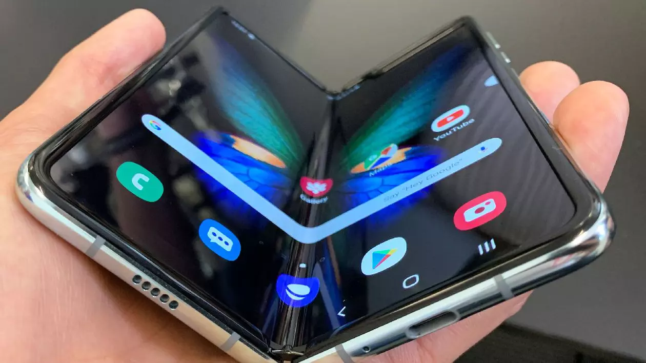 Telefon Pliabil Samsung Galaxy Z Fold, ținut depliat în mână.