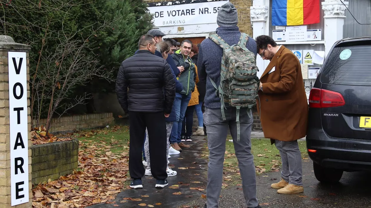 Români la coadă la o secție de vot din diaspora