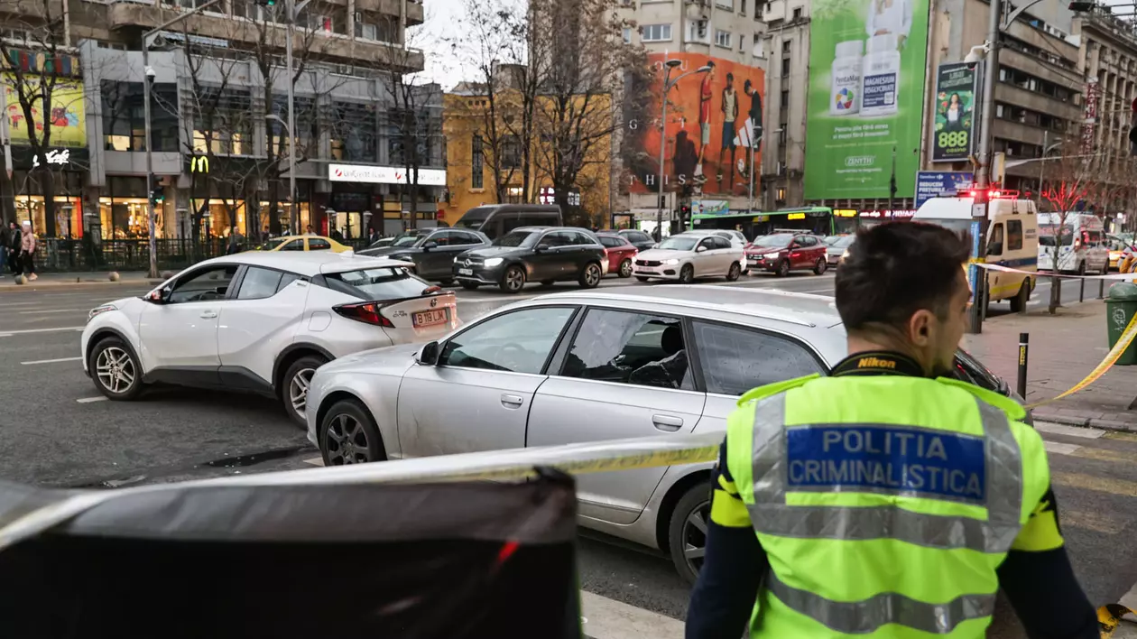 Polițiști de la Criminalistică lângă un audi gri în care un șofer a făcut infarct la volan.
