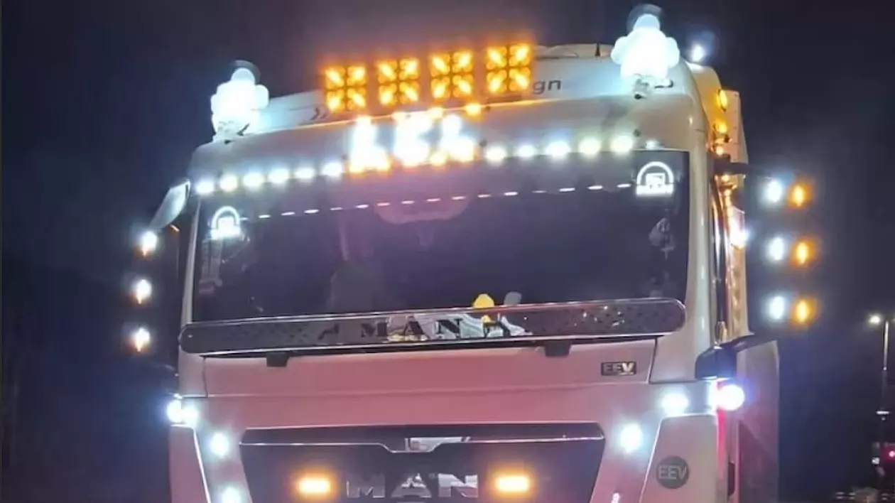 Șoferul român de TIR care conducea „Camionul de Crăciun”, plin cu beculețe, a fost scos de pe șosea și lăsat fără becuri, în Olanda, martie 2025