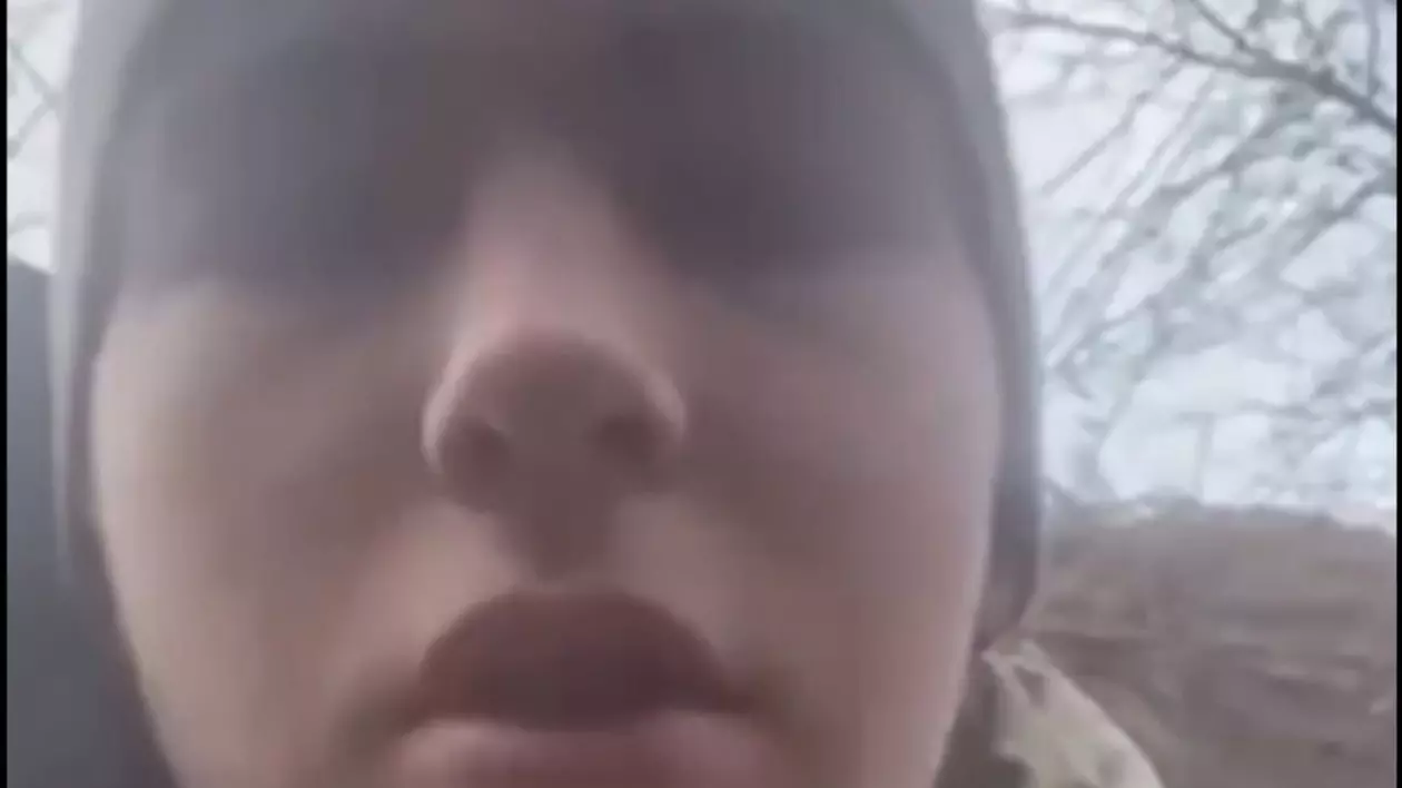 Cadru apropiat fata unui băiat tânăr
