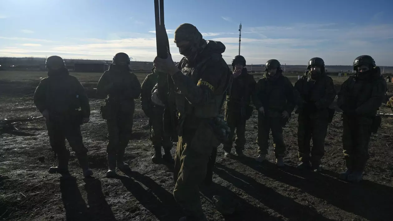 Militari ruși surprinși în timp ce ascultă un instructor militar în timpul unui antrenament