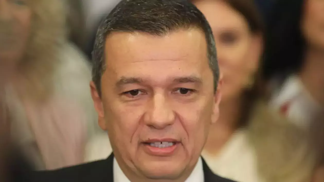 Ministrul Transporturilor, Sorin Grindeanu, îmbrăcat la sacou și cămașă albă