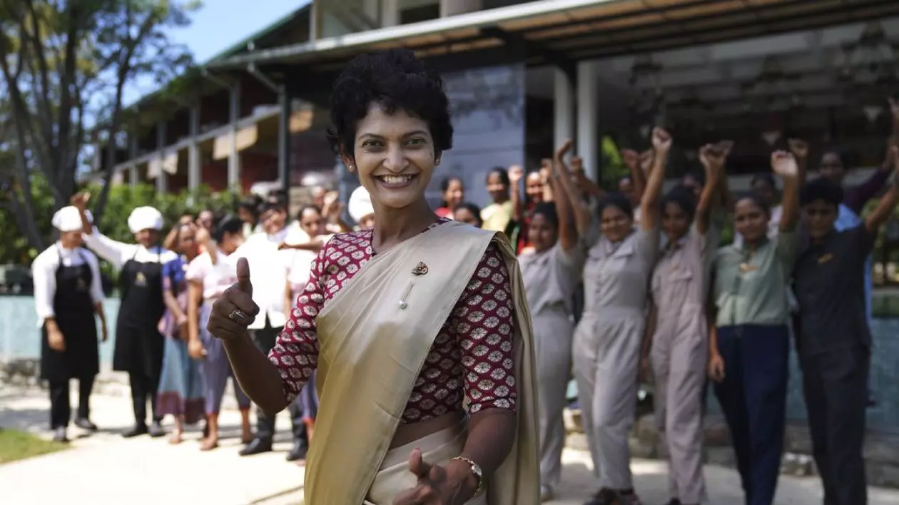 Managerul stațiunii, Jeewanthi Adikari, este alături de personalul ei de sex feminin la stațiunea Amba Yaalu din localitatea Kandalama din Dambulla, Sri Lanka, vineri, 21 februarie 2025.