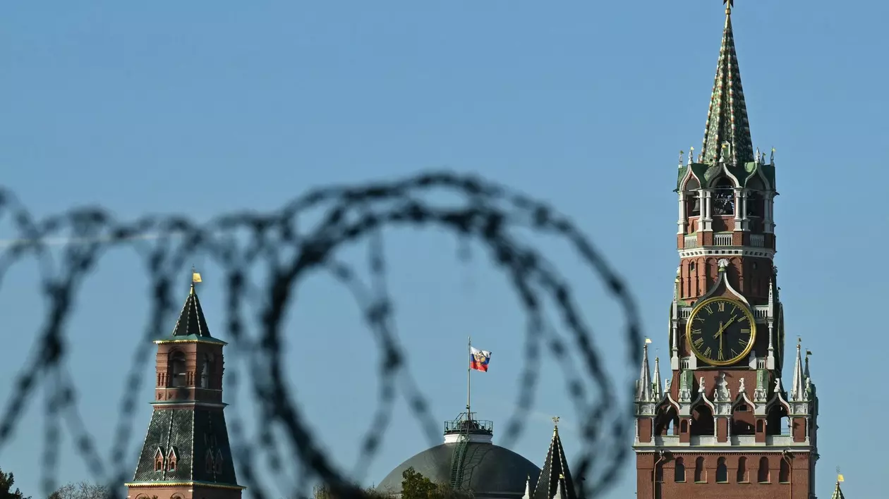 Steagul Rusiei flutură pe cupola Palatului Senatului, una dintre clădirile principale din incinta Kremlinului.