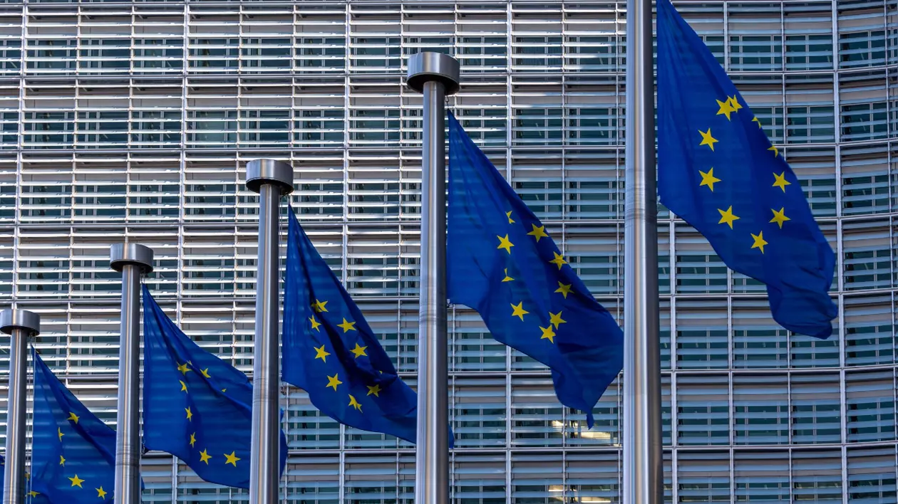Steaguri europene, simboluri ale Uniunii Europene, fluturând împotriva clădirii Berlaymont, sediul Comisiei Europene