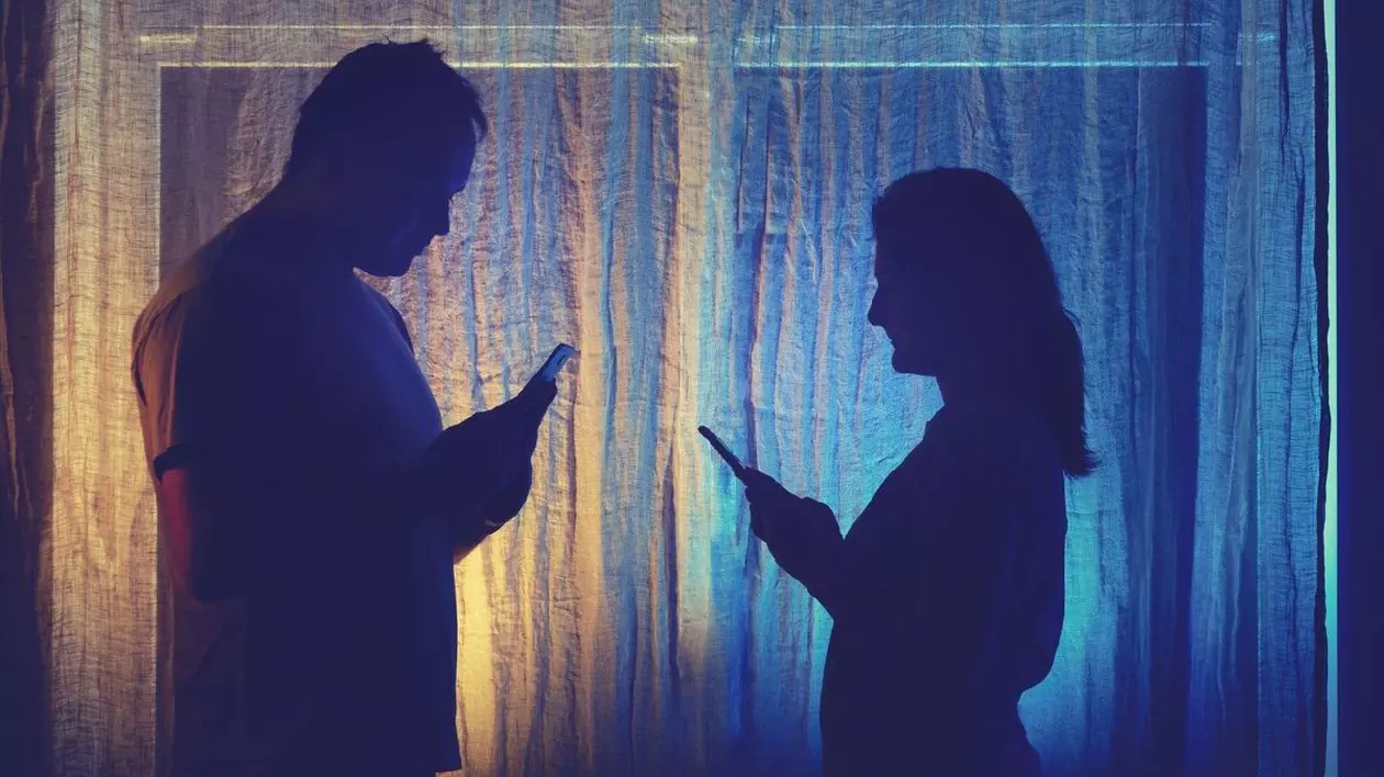 Efectele smartphone-ului în relațiile de cuplu: „Iubirea nu moare dintr-odată. Moare în tăcere”
