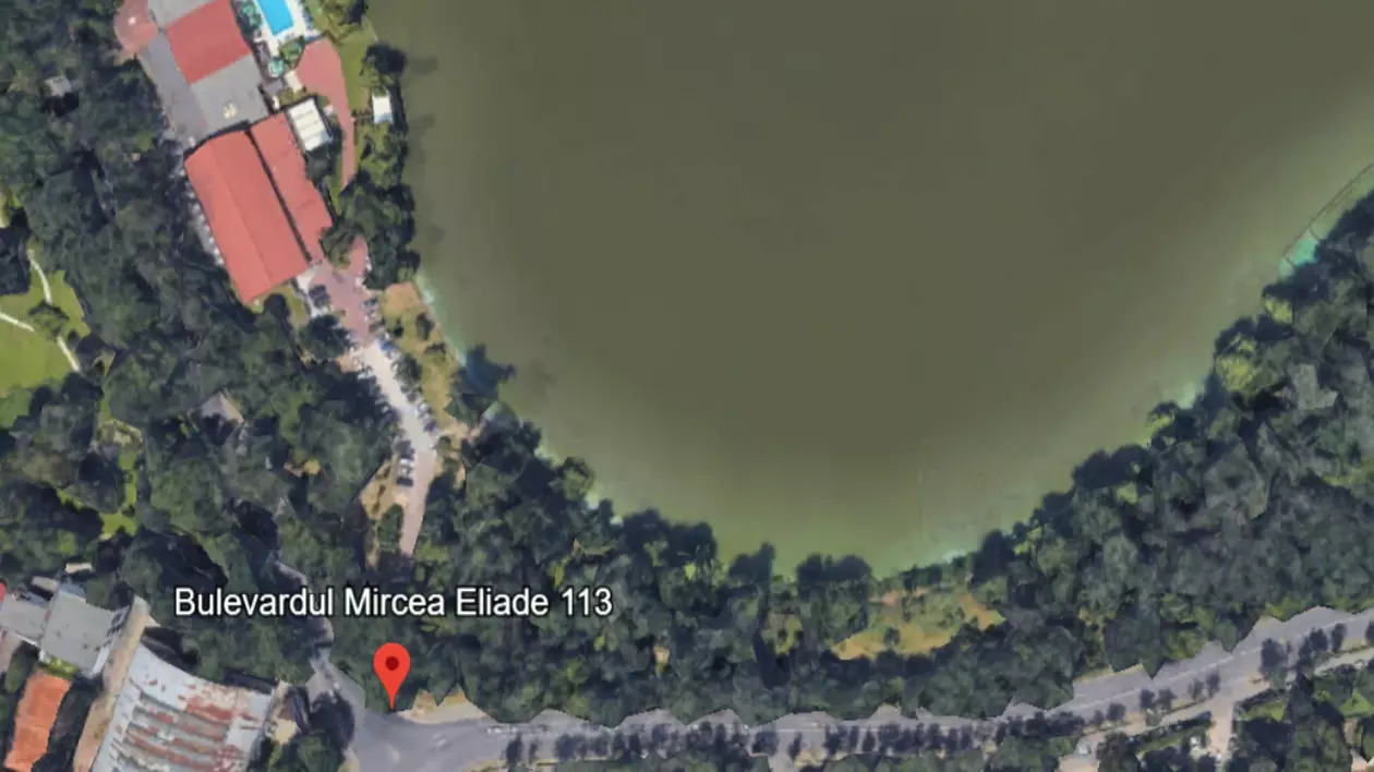 vedere aeriană a unei zone verzi cu un lac mare, drumuri și clădiri din București