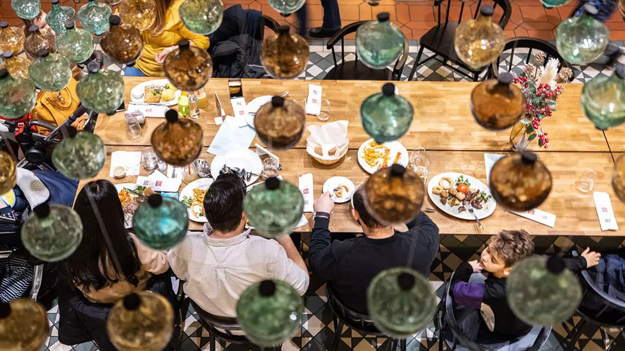 TikTok și Instagram influențează sumele cheltuite de Generația Z și Millennials la restaurant