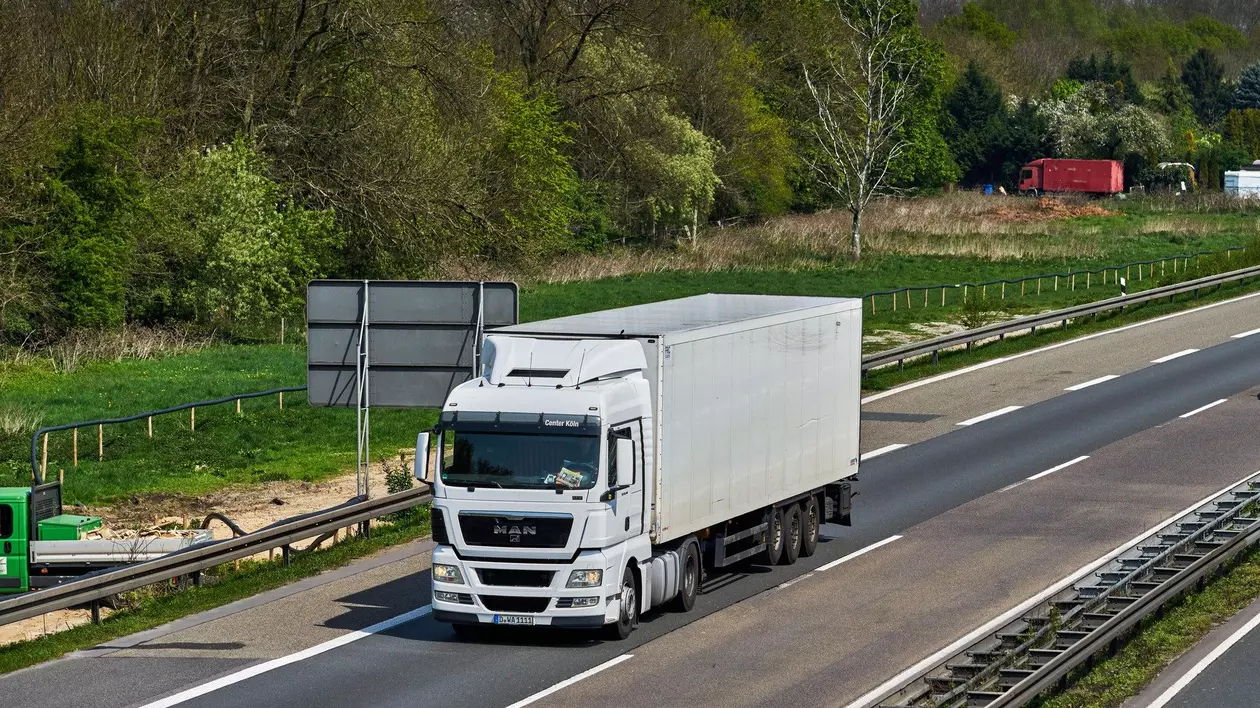 TIR surprins în timp ce circulă pe o șosea din Dusseldorf, Germania