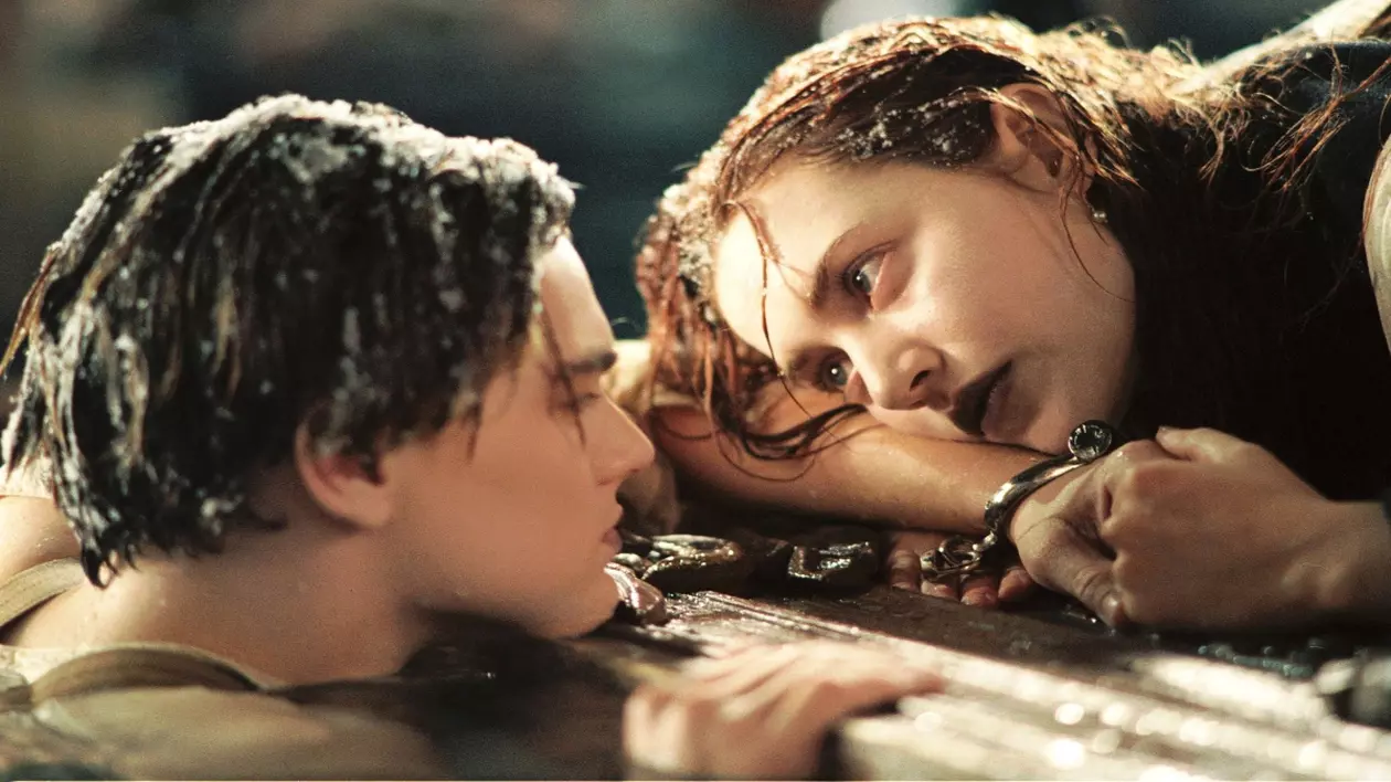 Leonardo diCaprio si Kate Winslet intr-o scenă din filmul Titanic
