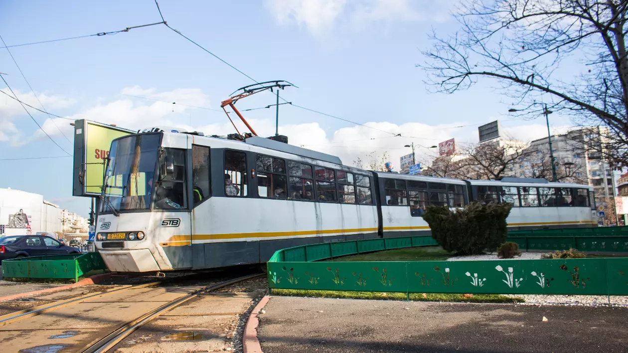 un tramvai pe sina, in piata unirii din bucuresti