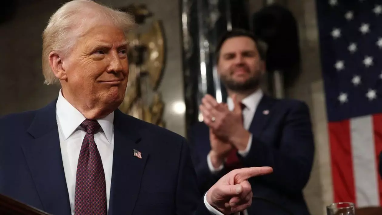 Președintele SUA Donald Trumpvorbește cu reprezentantul Mike Turner (R-TX) după ce s-a adresat unei sesiuni comune a Congresului la Capitoliul SUA pe 04 martie 2025 la Washington, DC. Foto: Profimedia Images