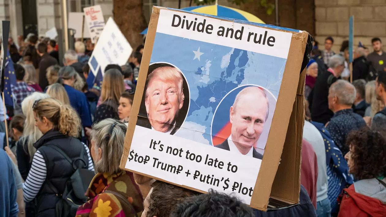 Donald Trump si Vladimir Putin pe o pancarta ținută deasupra capetelor mai multor oameni