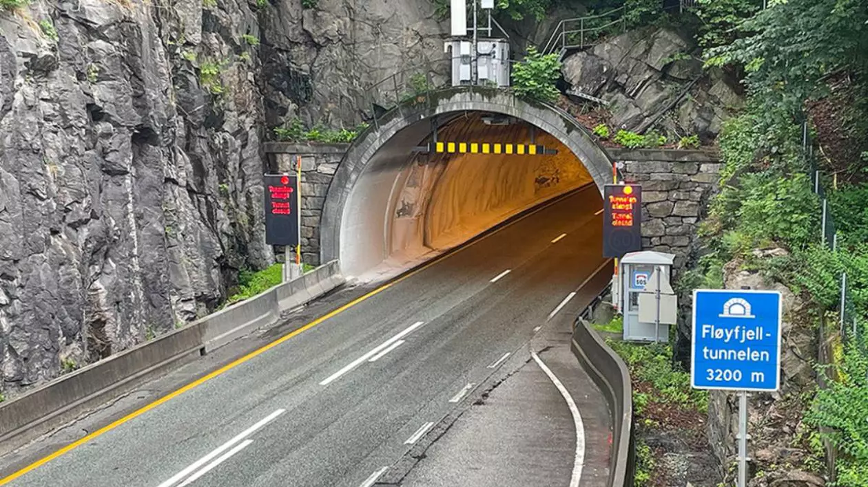 tunel pentru masini in norvegia, in fata sunt cateva indicatoare rutiere si limitatoare de viteza