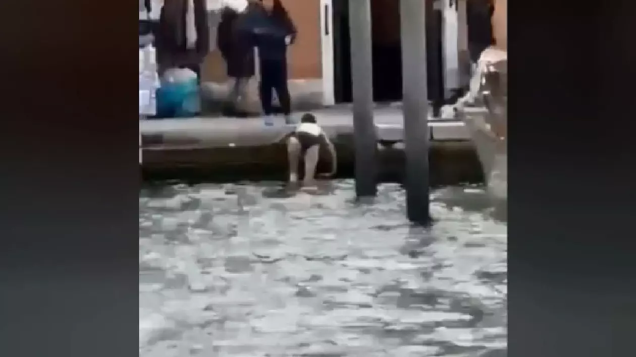 Ce amendă a primit o turistă care a făcut baie topless în Marele Canal din Veneția | VIDEO