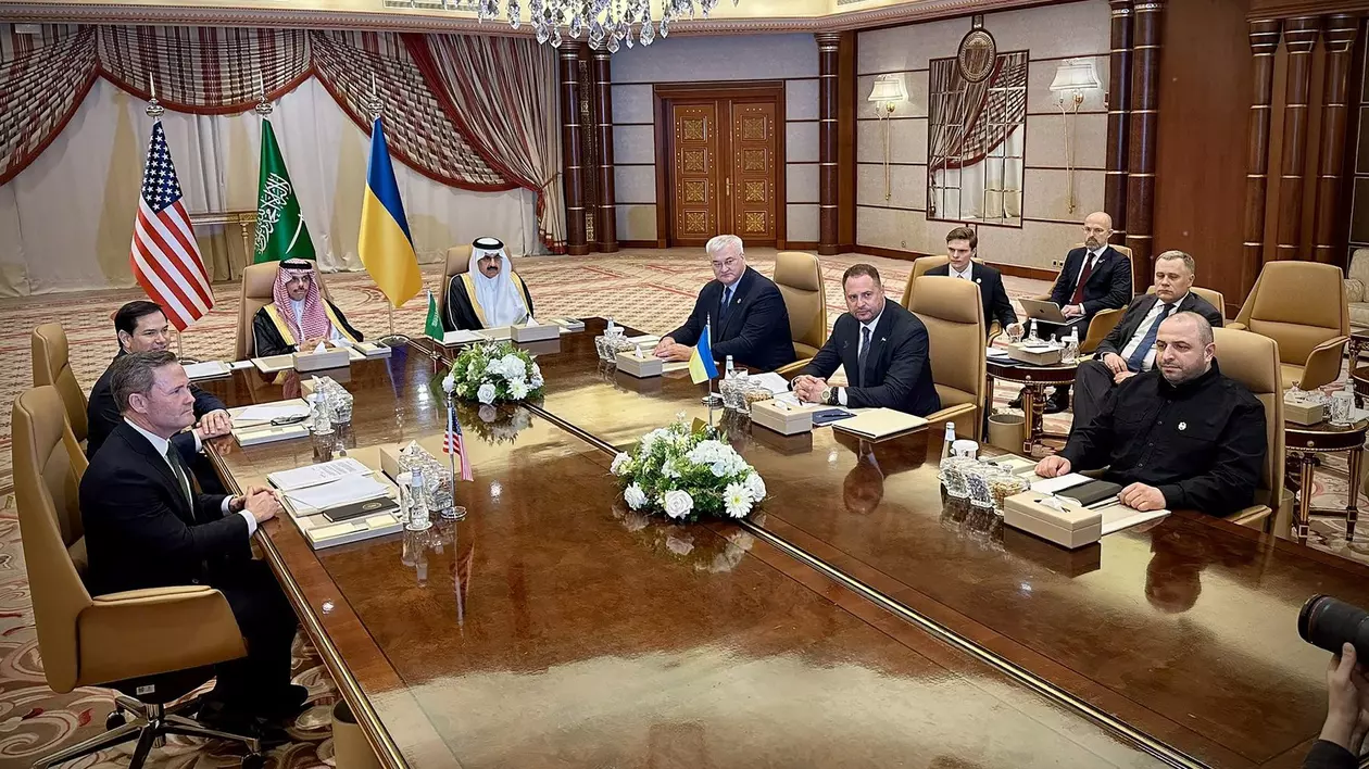 Secretarul de stat al SUA, Marco Rubio (al 4-lea stânga), consilierul pentru securitate națională al SUA, Mike Waltz (al 2-lea stânga), ministrul ucrainean de externe, Andrii Sybiha (al 3-lea dreapta), șeful biroului prezidențial ucrainean, Andrii Iermak (al 2-lea dreapta)