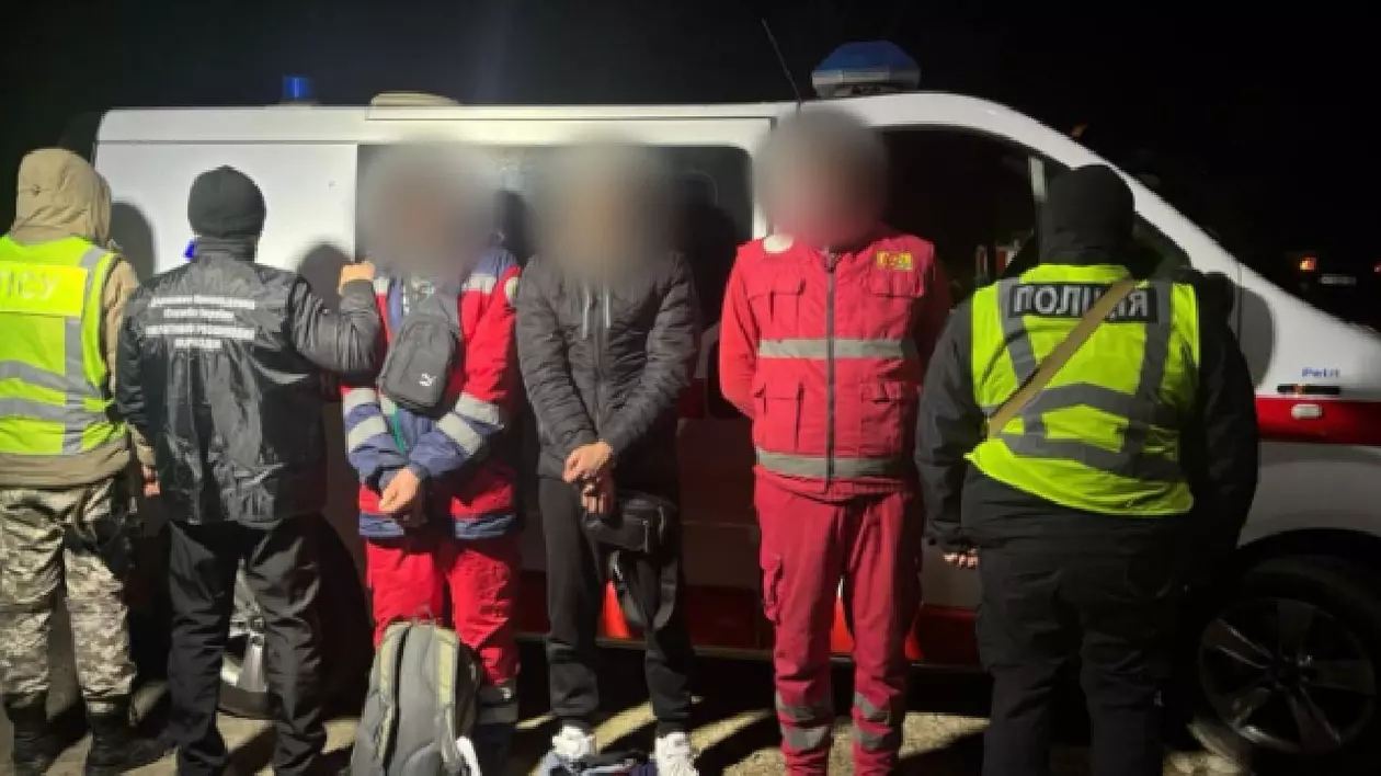 Ucrainenii deghizați în echipaj de salvare au fost prinși la 100 de kilometri de granița cu România, unde doreau să ajungă
