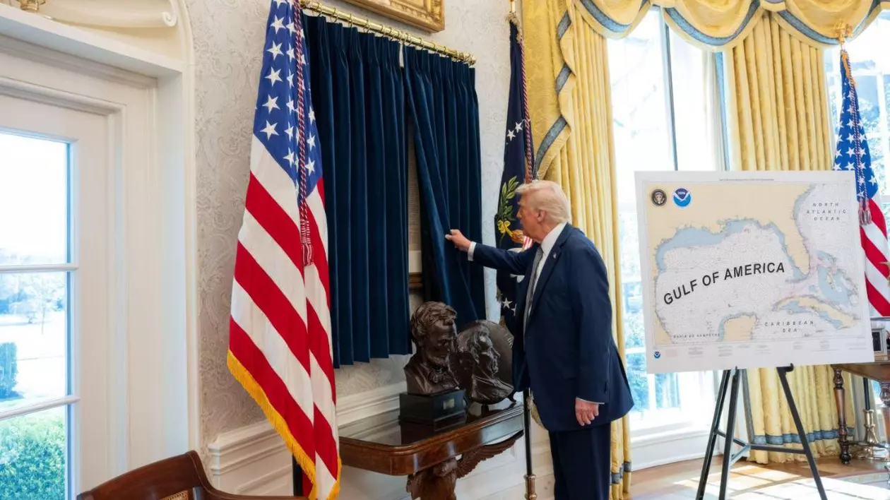 Președintele american Donald Trump, trage o perdea peste o copie a Declarației de Independență pe care a instalat-o în Biroul Oval de la Casa Albă, 17 martie 2025