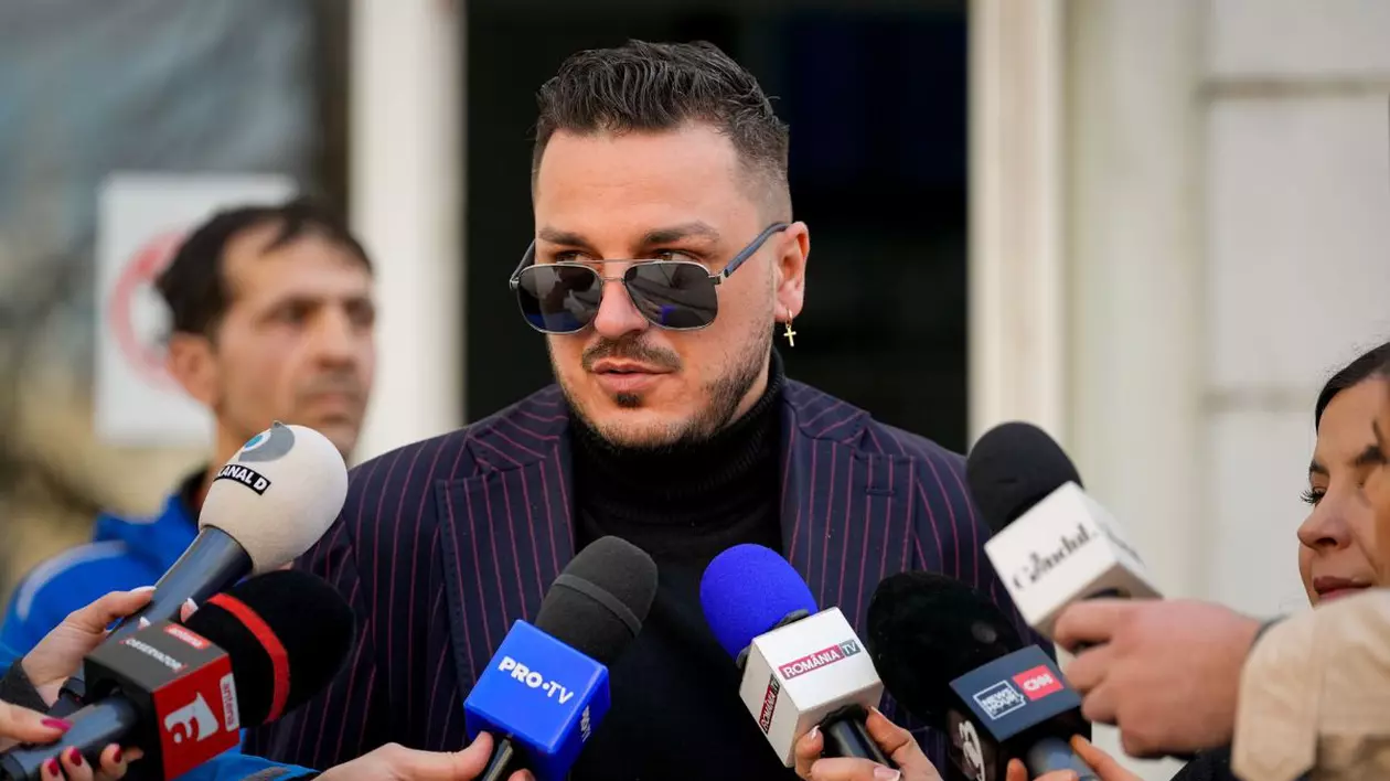 Influencerul Makaveli,pe numele său real, Alexandru Virgil Zidaru, făcând declarații pentru jurnaliști
