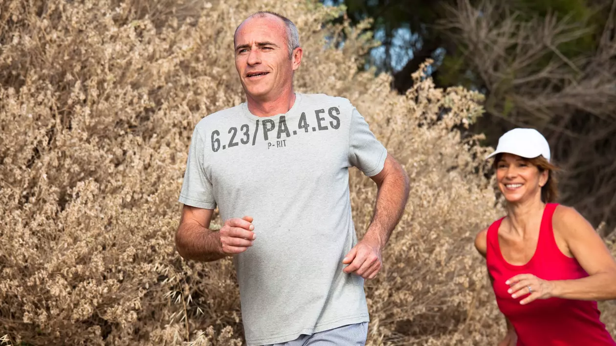 Un cuplu surprins în timp ce face jogging Foto: Profimedia