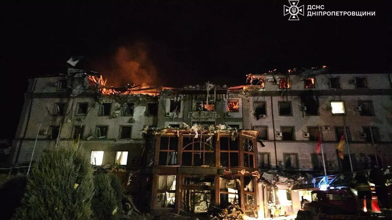o clădire de 5 etaje din Ucraina cu acoperișul în flăcări, după un atac al Rusiei