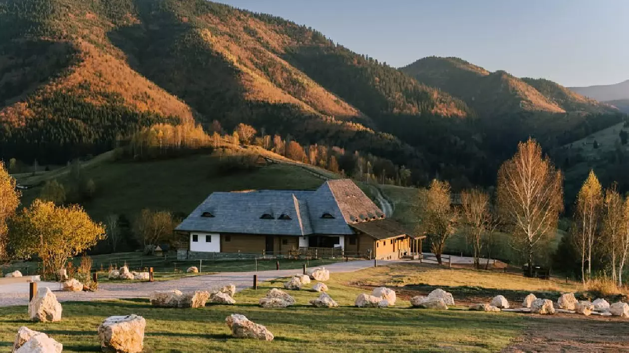 Hotel aflat la poalele munților Bucegi, peisaj de toamnă