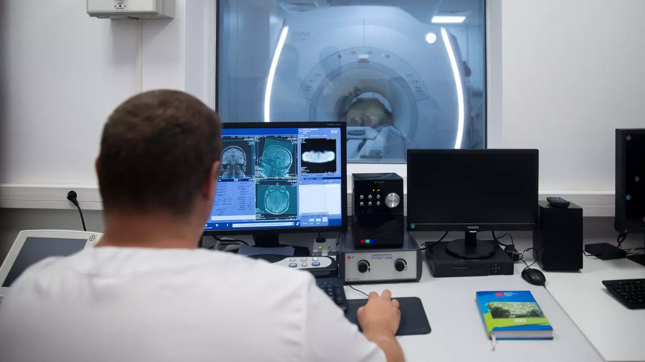 Un Computer Tomograf (CT) si un aparat de rezonanta magnetica (RMN) pentru examinarea pacientilor