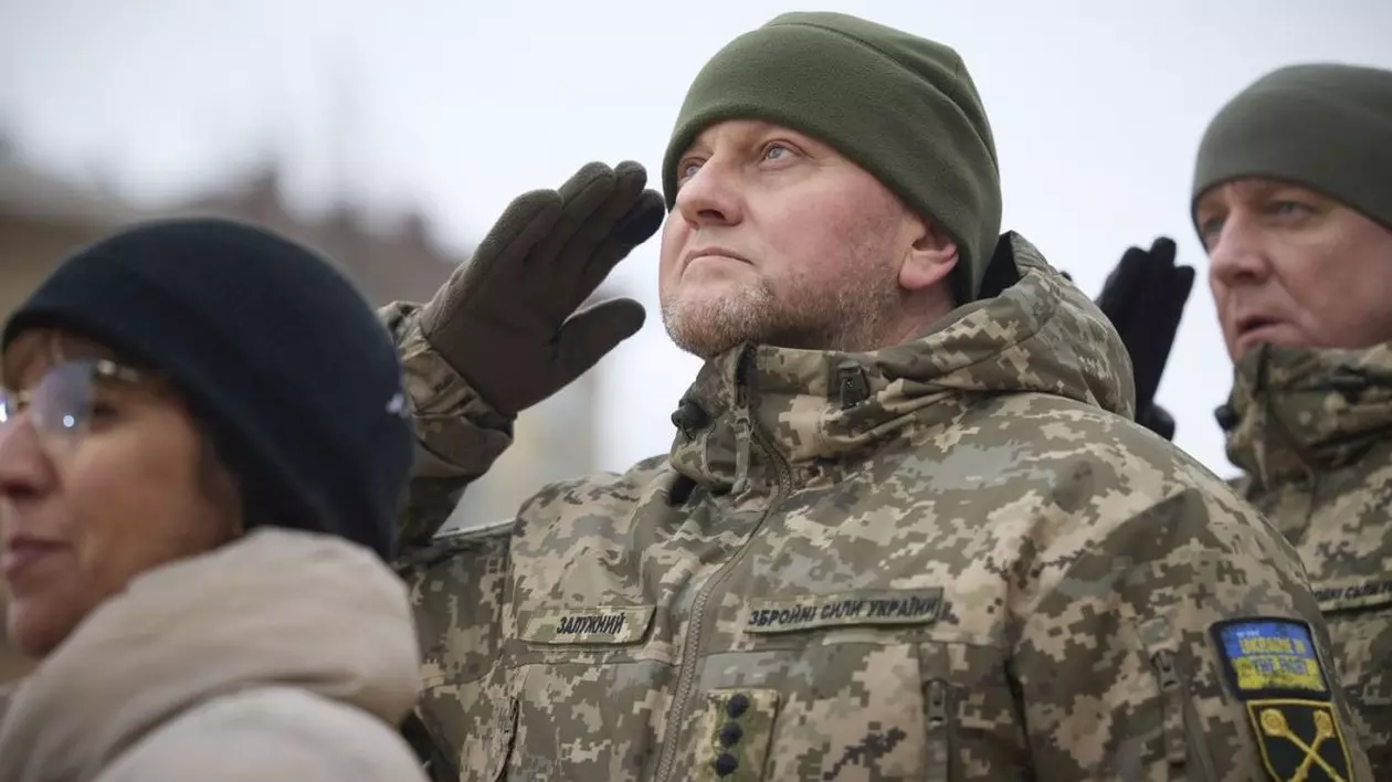 Valeri Zalujnâi, îmbrăcat în uniformă militară și căciulă, pe front, înconjurat de alți militari. Foto cu caracter ilustrativ: Profimedia Images