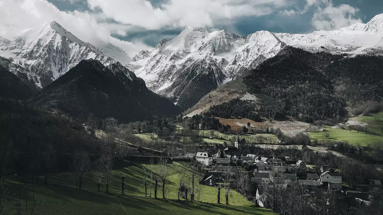 Munții Pirinei – curiozități. Unde se află și ce poți vizita - Vedere panoramică asupra Munţilor Pirinei
