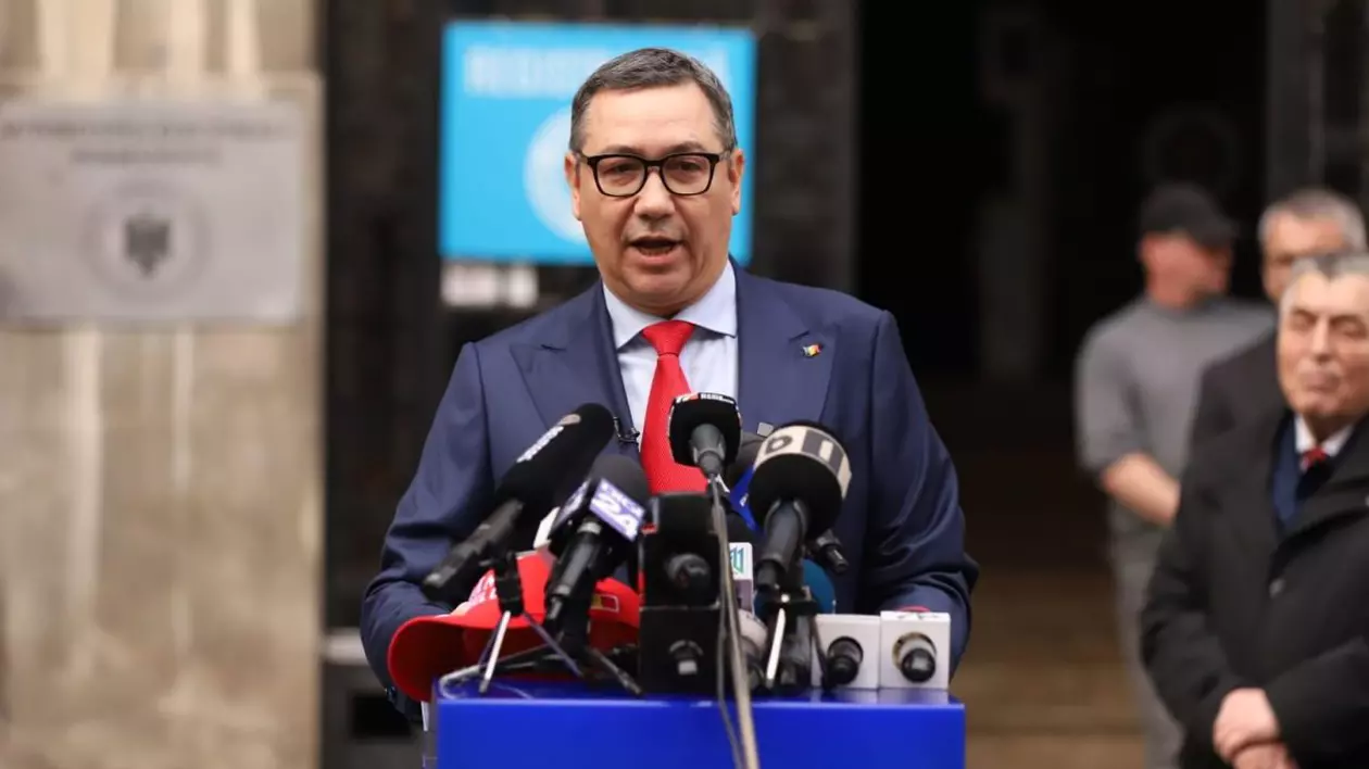 Victor Ponta, îmbrăcat la costum și cu o cravată roșie, vorbește la microfon la sediul BEC, unde și-a depus candidatura la alegerile prezidențiale, București, 12 martie 2025