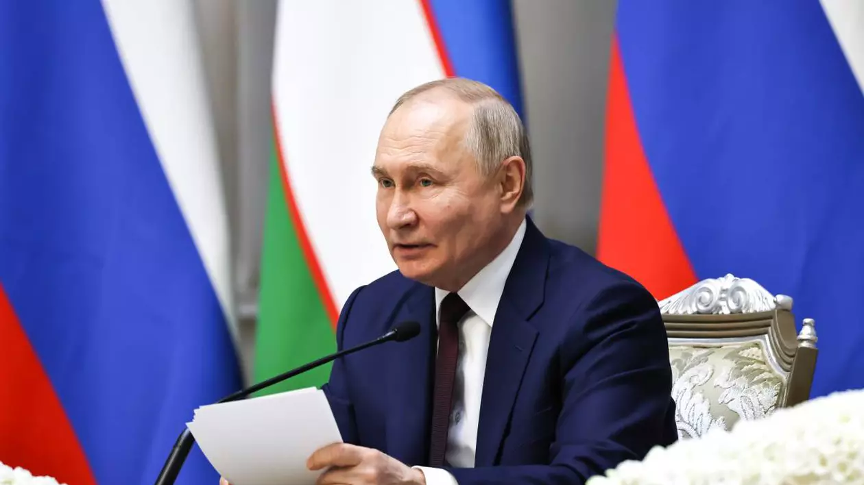 fotografie cu presedintele rus vladimir putin in timpul unui discurs, in tine in mana cateva foi