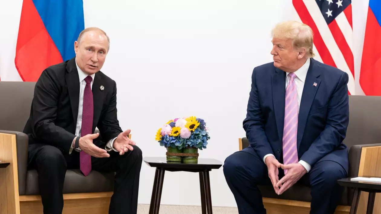 Vladimir Putin (stânga) și Donald Trump (dreapta)