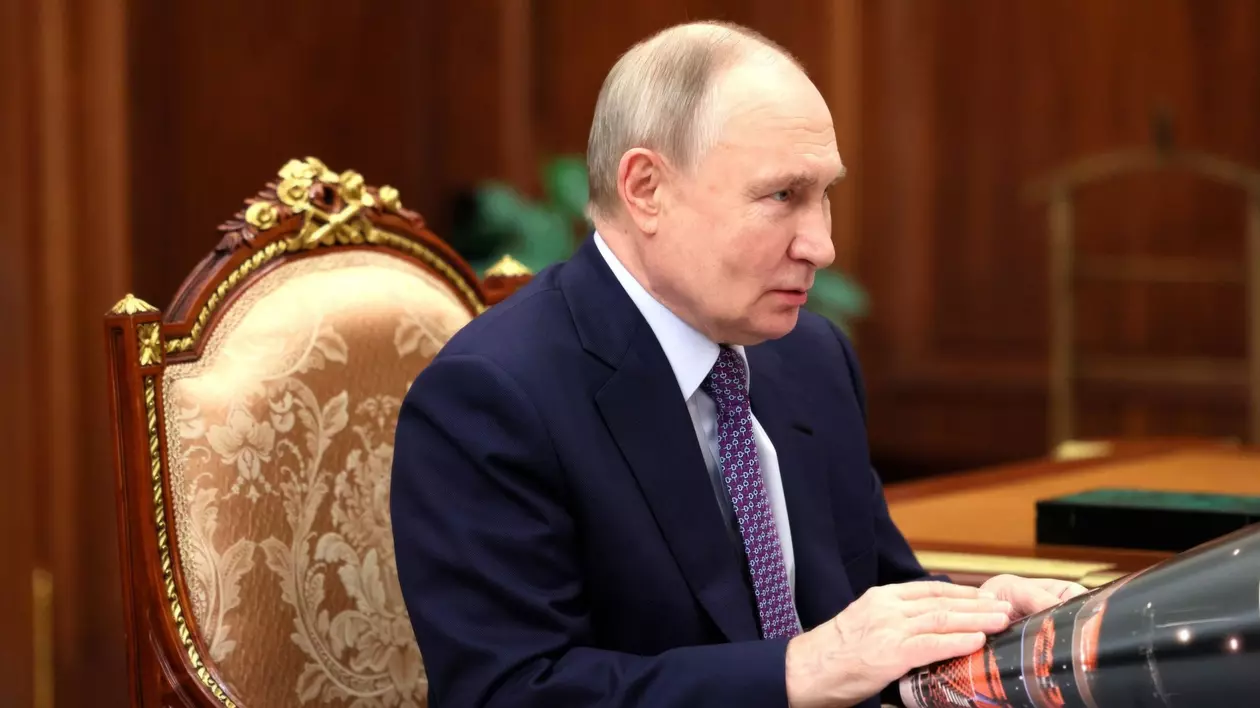 Vladimir Putin surprins în timp ce stă pe scaun