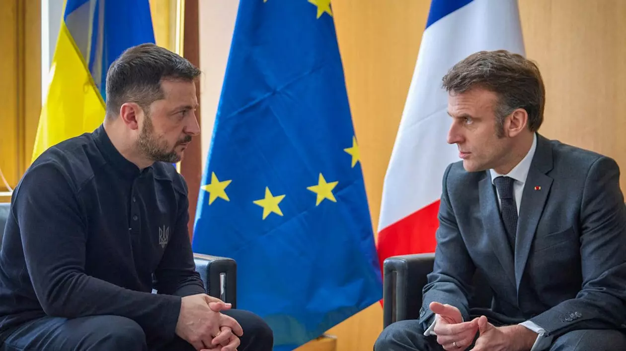 Volodimir Zelenski (stânga) și Emmanuel Macron, surprinși în timpul unei discuții în marja summitului Consiliului European din 6 martie Foto: Profimedia