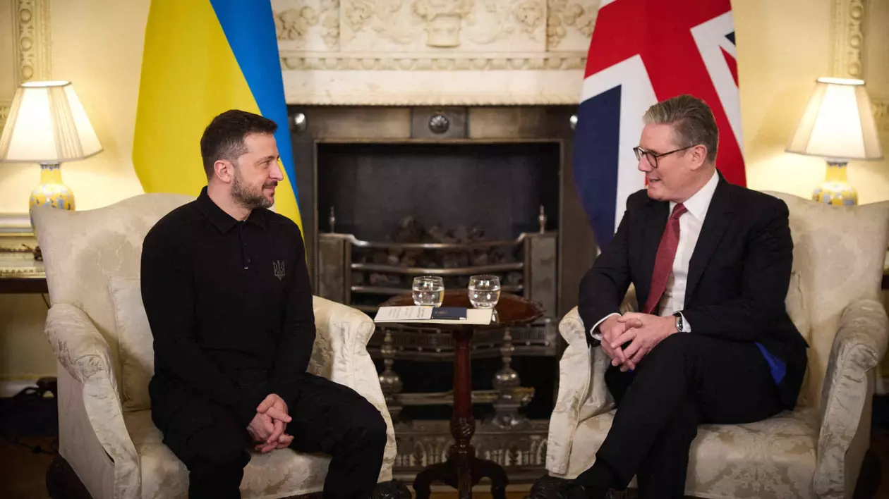 Volodimir Zelenski (stânga) și Keir Starmer surprinși în timpul unei discuții la Downing Street 10. Imagine cu caracter ilustrativ Foto: Hepta