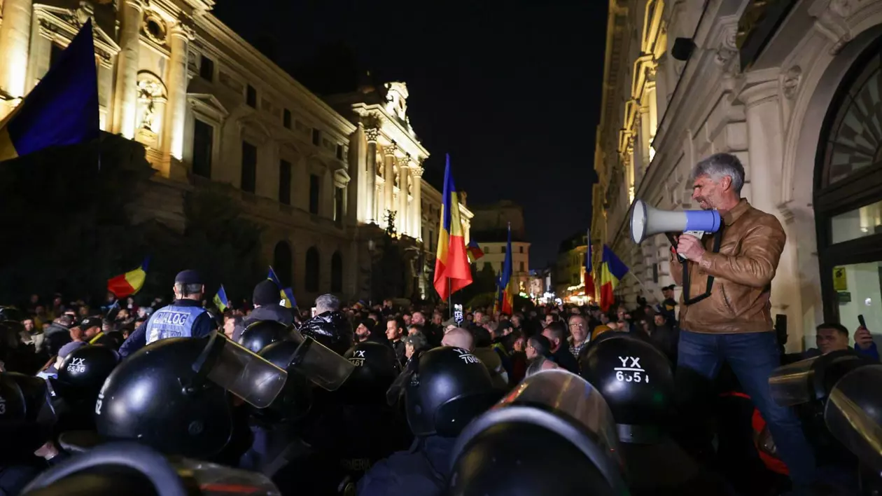 Susținătorii lui Călin Georgescu s-au adunat în număr mare în fața BEC după anunțul privind respingerea candidaturii favoritului