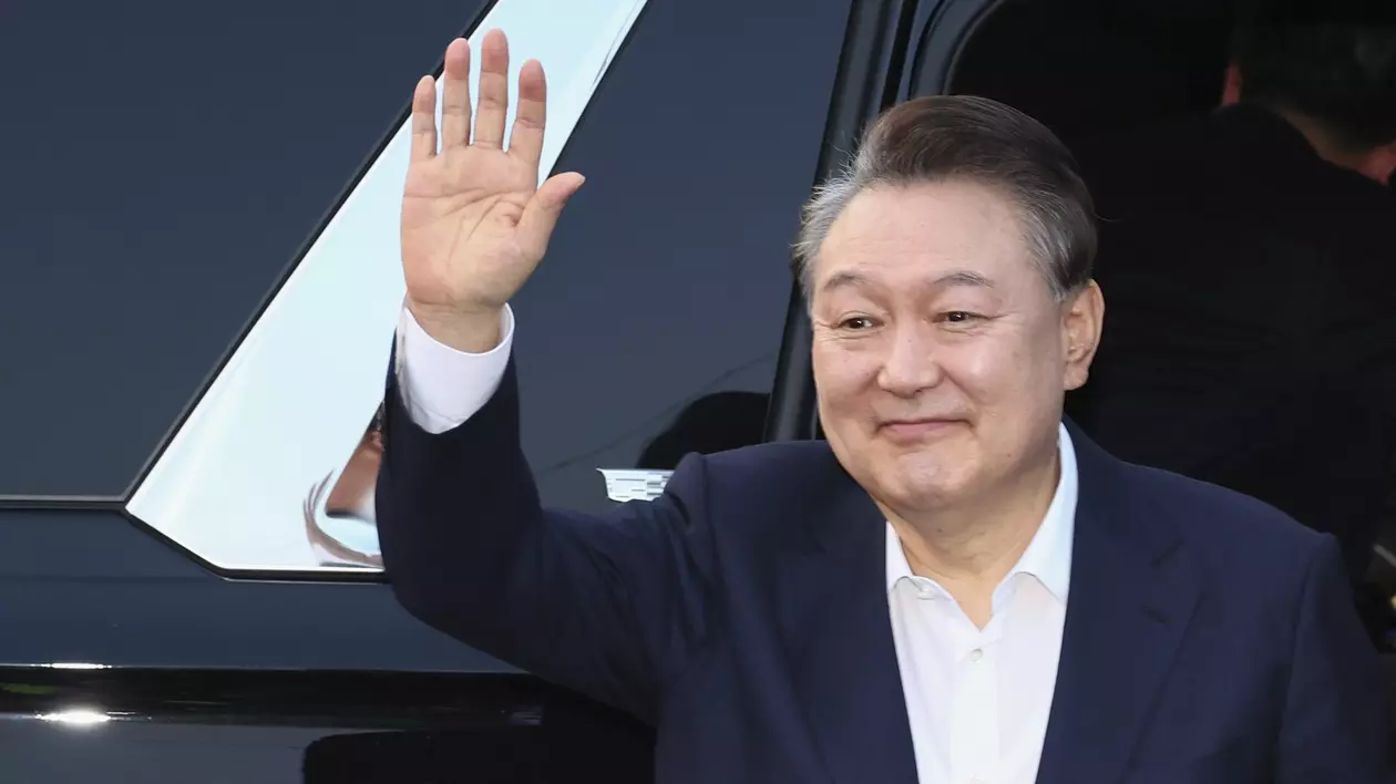 Președintele sud-coreean Yoon Suk Yeol surprins în timp își saluta susținătorii la sosirea în fața reședinței prezidențiale din Seul - 8 martie 2025.
