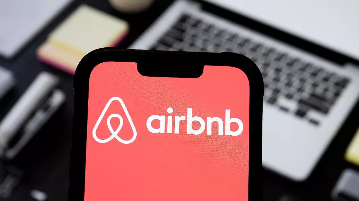 În această ilustrație foto, un logo Airbnb este afișat pe un smartphone.
